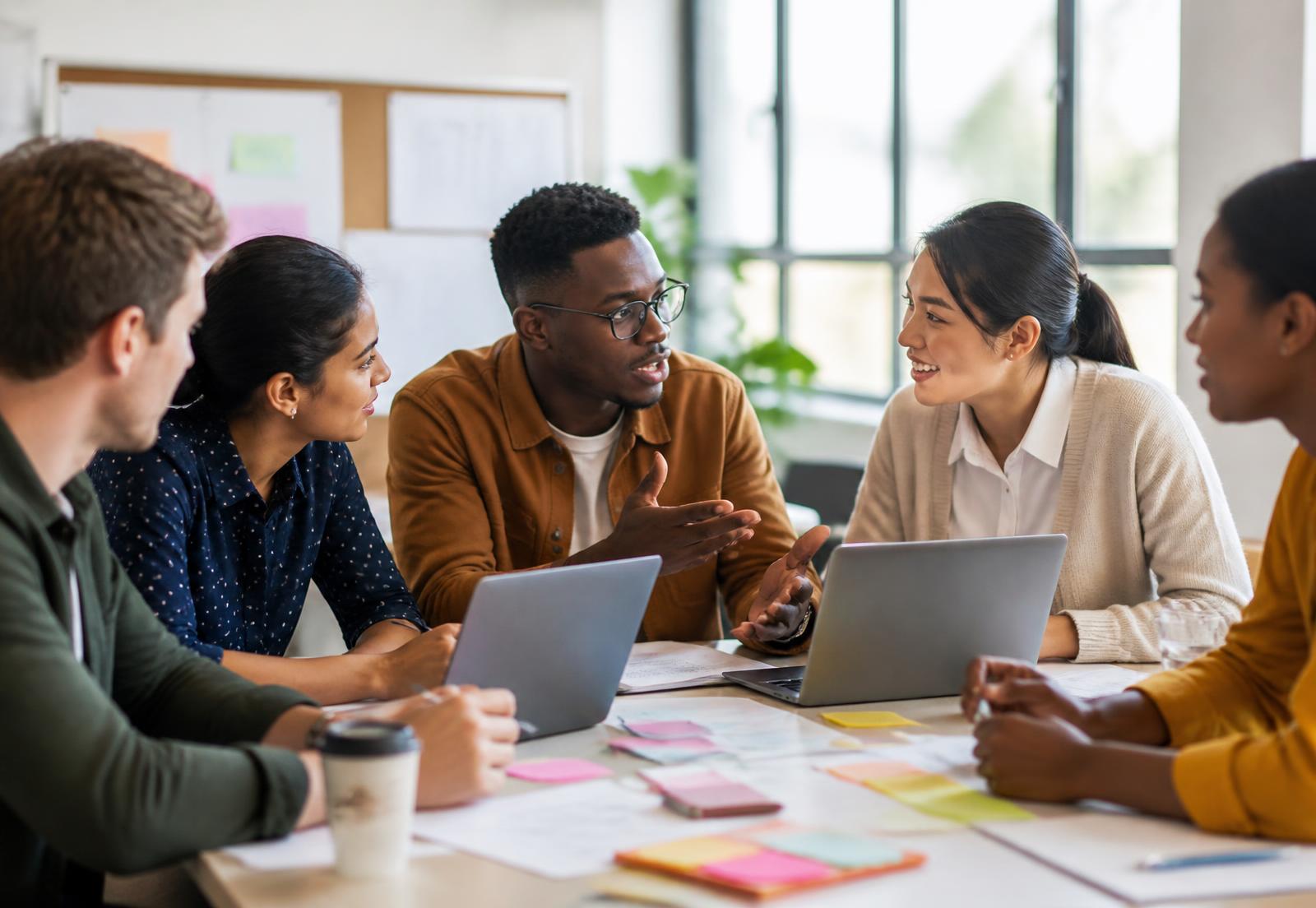 Emprendedores del MBE trabajando en equipo en una sesión práctica
